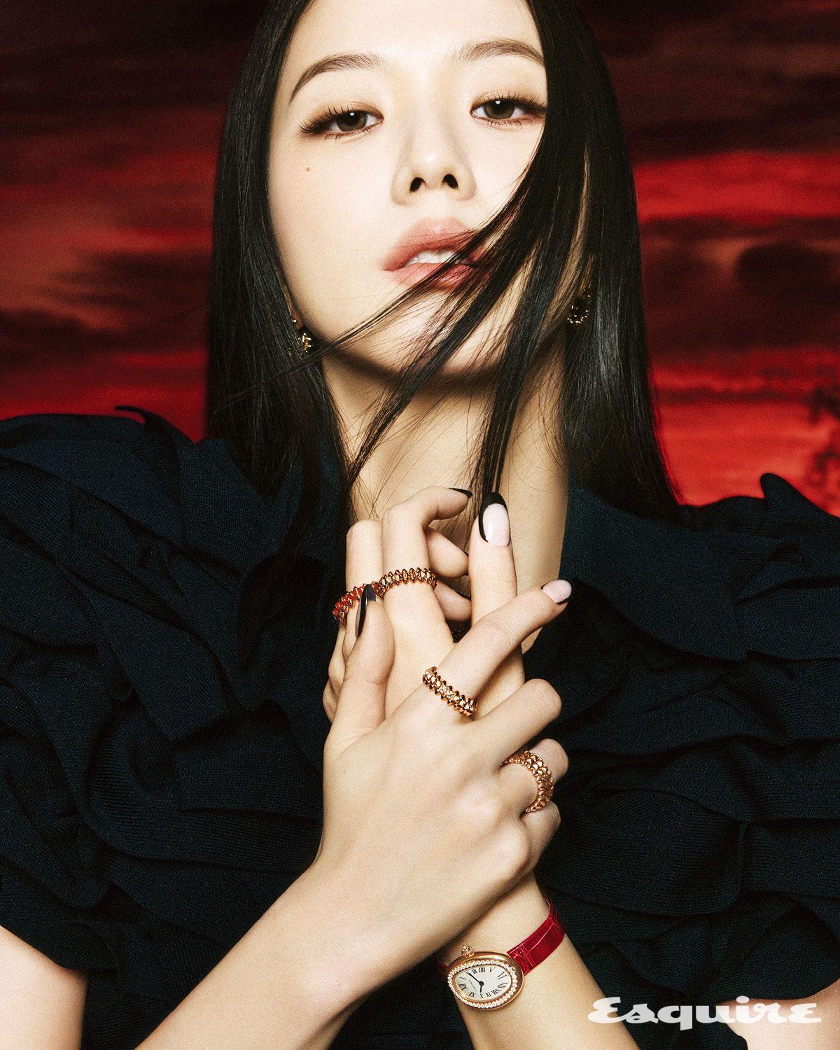 레드 아게이트 세팅의 클래쉬 드 까르띠에 핑크 골드 이어링, 왼손 손목에 착용한 다이아몬드 세팅의 베누아 핑크 골드 스몰 워치, 검지에 낀 클래쉬 드 까르띠에 핑크 골드 스몰 링, 중지에 낀 레드 아게이트 세팅의 클래쉬 드 까르띠에 핑크 골드 링, 오른손 검지에 낀 다이아몬드 세팅의 클래쉬 드 까르띠에 핑크 골드 미디엄 링, 약지에 낀 클래쉬 드 까르띠에 핑크 골드 더블 링. 드레스 준지.