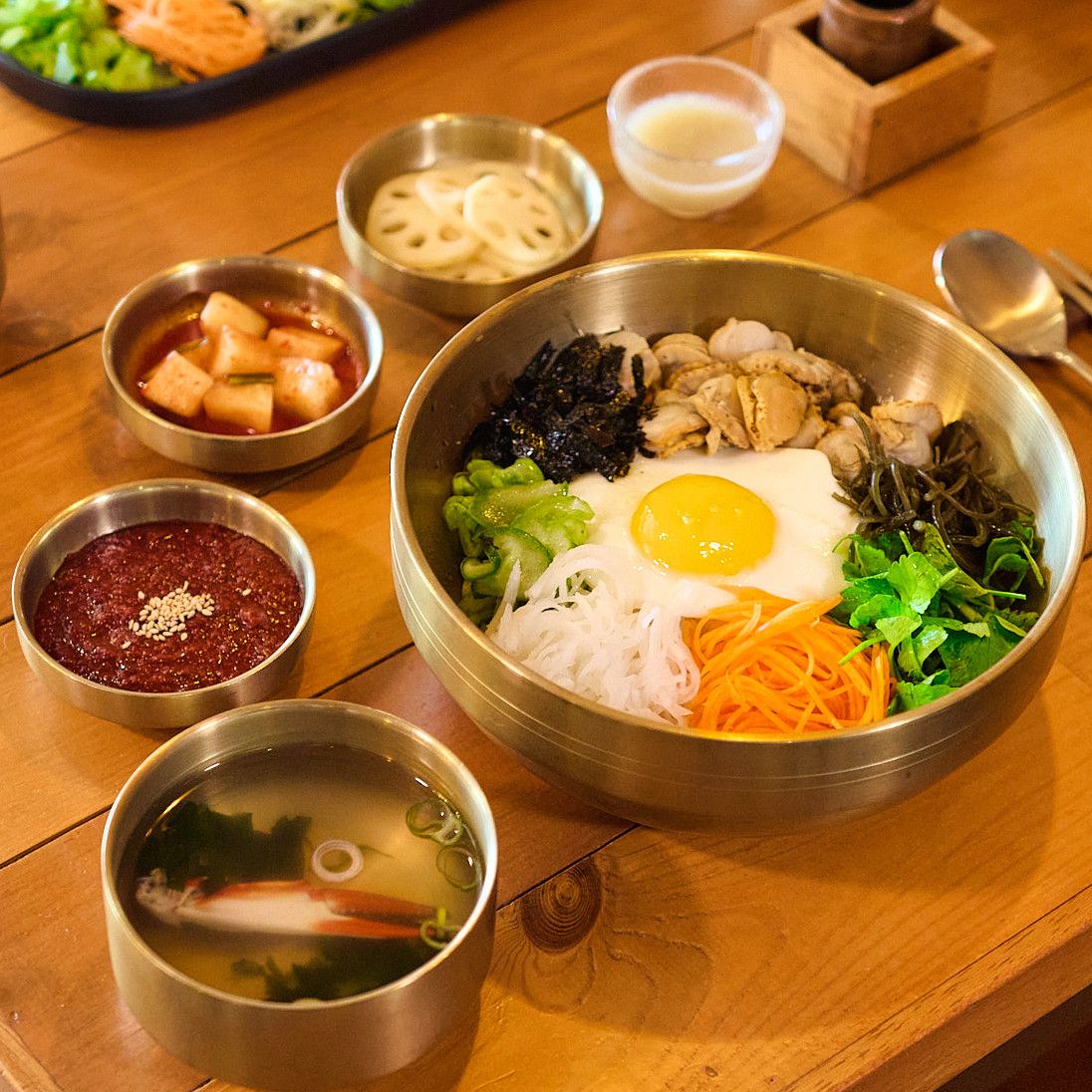 ‘매운 가리비 비빔밥’은 개운한 매운맛으로 입맛을 돋운다. / 출처: 파랑새방앗간 동인천 네이버지도 업체 제공