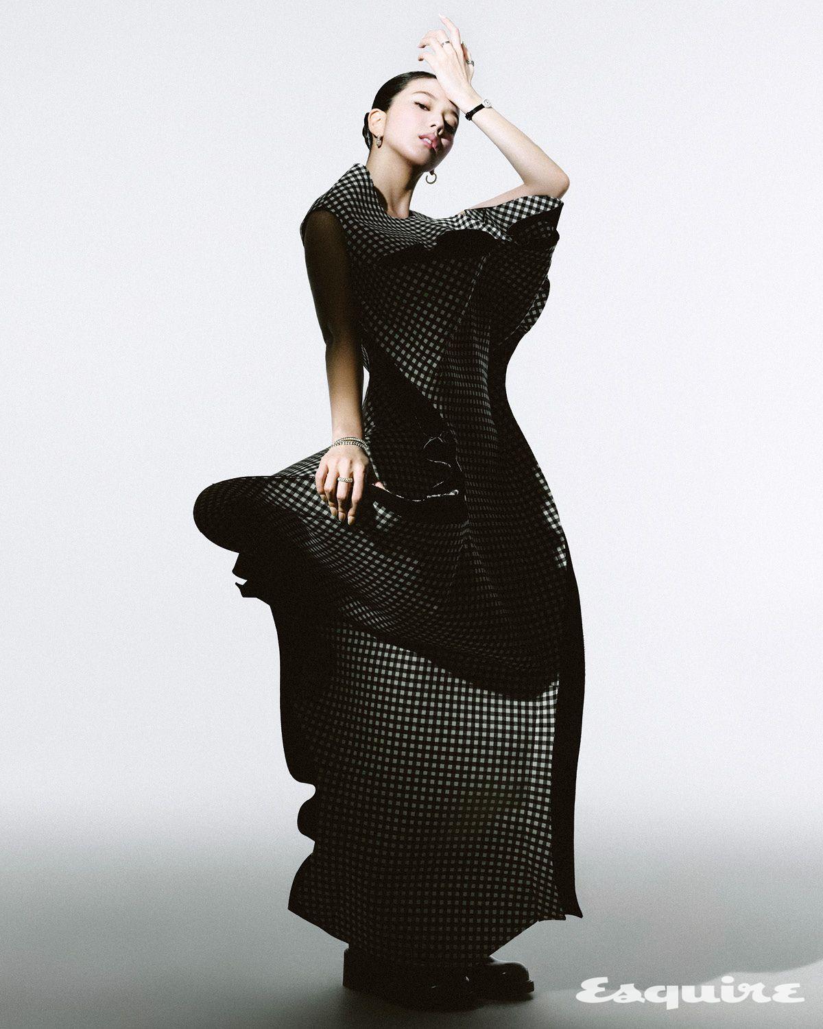 클래쉬 드 까르띠에 화이트 골드 스몰 이어링, 왼손 엄지에 낀 클래쉬 드 까르띠에 화이트 골드 더블 링, 중지에 낀 LOVE 화이트 골드 스몰 링, 손목에 착용한 다이아몬드 세팅의 베누아 화이트 골드 미니 워치, 오른손에 착용한 클래쉬 드 까르띠에 화이트 골드 스몰 브레이슬릿, 클래쉬 드 까르띠에 화이트 골드 플렉시블 미디엄 브레이슬릿, 중지에 낀 다이아몬드 세팅의 클래쉬 드 까르띠에 화이트 골드 스몰 링. 드레스 꼼데가르송. 슈즈 wmwm스튜디오.