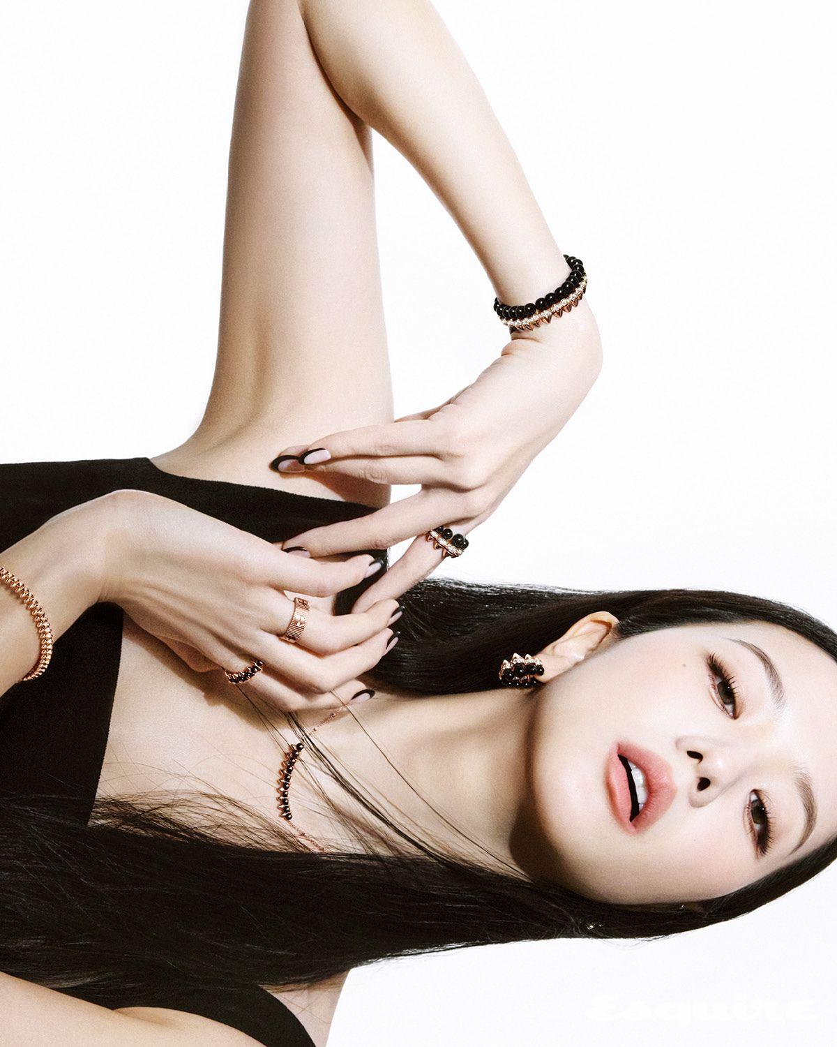 오닉스 & 다이아몬드 세팅의 클래쉬 드 까르띠에 핑크 골드 엑스트라 라지 이어링, 오닉스 세팅의 클래쉬 드 까르띠에 핑크 골드 네크리스, 오른손에 착용한 오닉스 & 다이아몬드 세팅의 클래쉬 드 까르띠에 핑크 골드 플렉시블 라지 브레이슬릿, 검지에 낀 오닉스 & 다이아몬드 세팅의 클래쉬 드 까르띠에 핑크 골드 엑스트라 라지 링, 왼손 검지에 낀 오닉스 세팅의 클래쉬 드 까르띠에 핑크 골드 링, 약지에 낀 LOVE 언리미티드 핑크 골드 링. 드레스 라우라 안드라슈코.