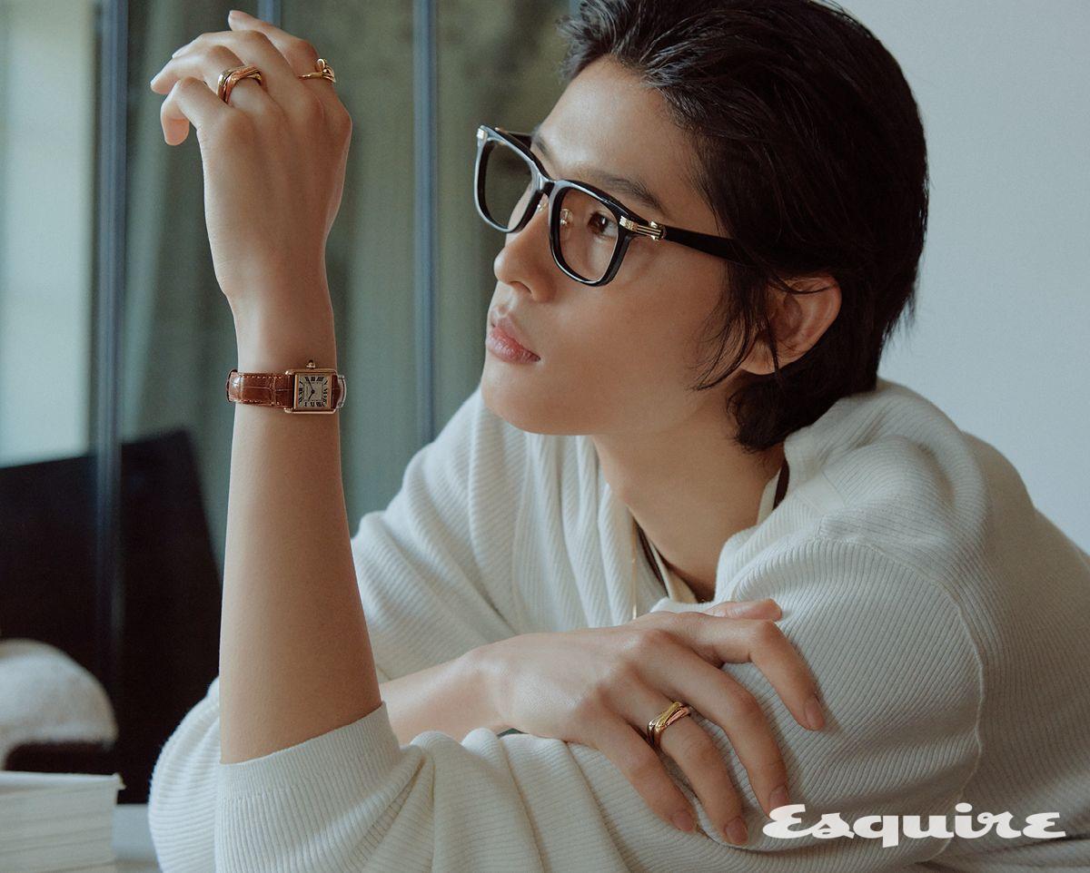 왼손 검지에 낀 핑크 골드 저스트 앵 끌루 링, 약지에 낀 화이트 골드·옐로 골드·핑크 골드 트리니티 라지 링, 핑크 골드 케이스에 브라운 레더 스트랩을 더한 탱크 루이 까르띠에 스몰 워치, 오른손 약지에 낀 화이트 골드·옐로 골드·핑크 골드 트리니티 링. 니트 톱 존 바바토스. 이너 톱 렉토. 안경 까르띠에 by 케어링 아이웨어.