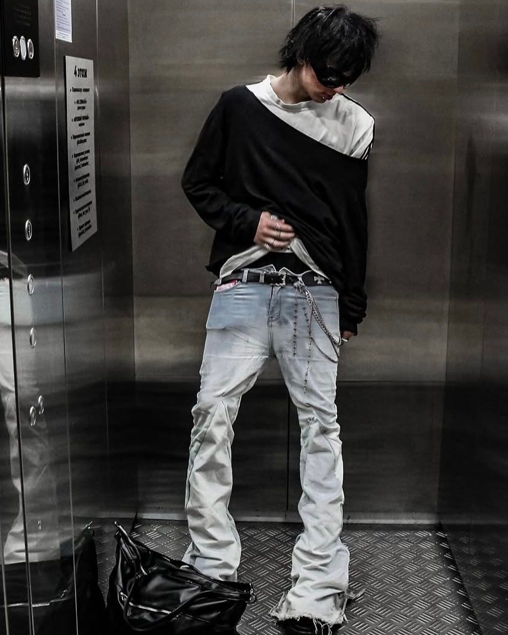 그런지 니트와 카디건, 베스트로 정리한 상의. 슬림핏과 매치했을 때 조화로운 실루엣을 자랑한다. / 이미지 출처: 인스타그램 @boneyardbuilder @noise__cancel @tim.iancurtis 