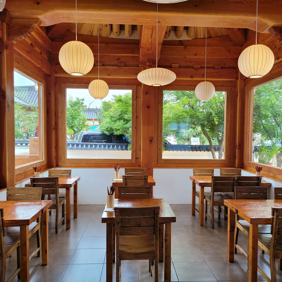 고즈넉한 한옥 건물 안 정갈한 분위기가 인상적이다. / 이미지 출처: 황남비빔밥 네이버지도 업체 제공