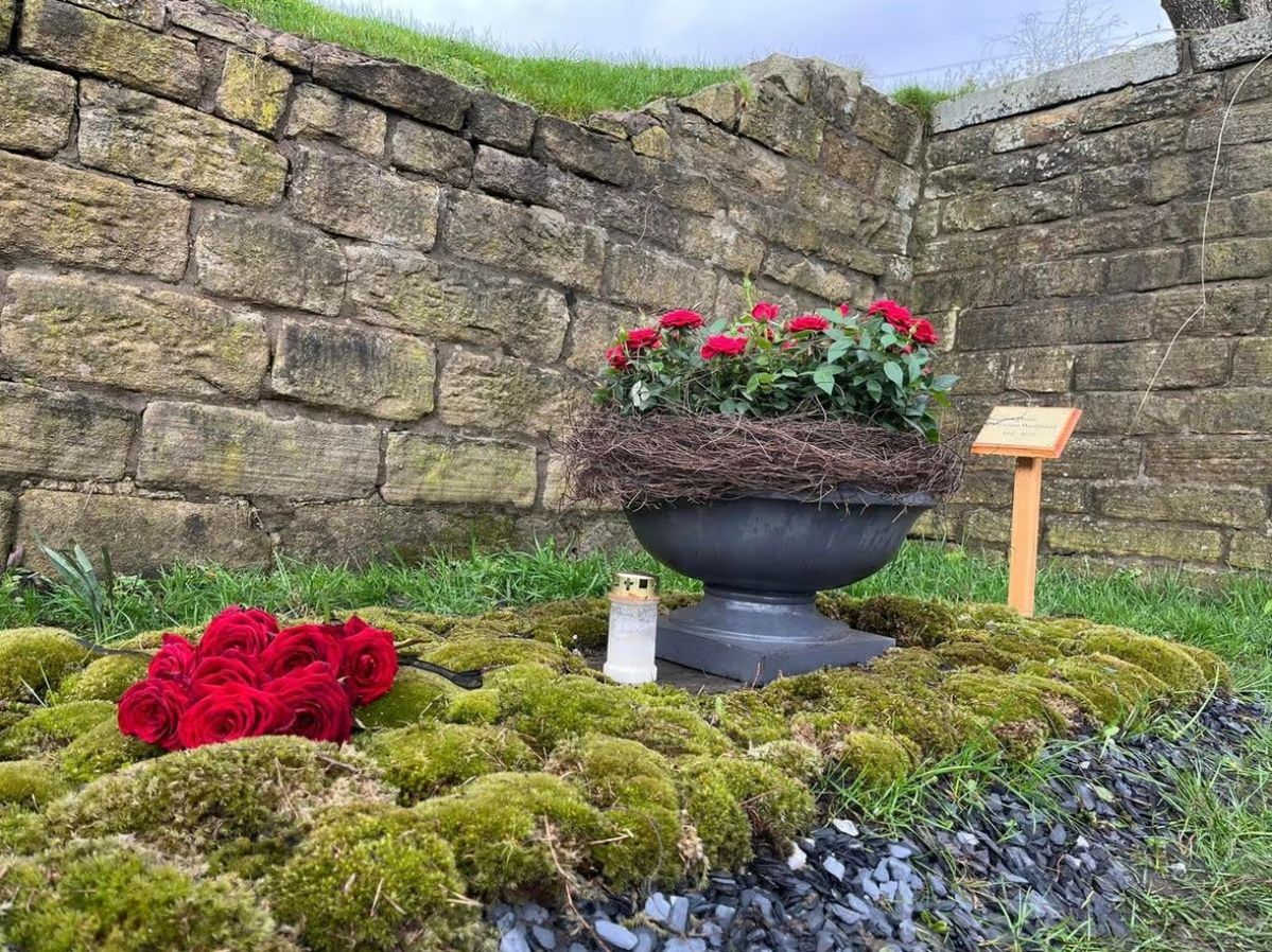 타탄체크 관이 묻힌 비비안 웨스트우드의 무덤 | 출처: 게티이미지 