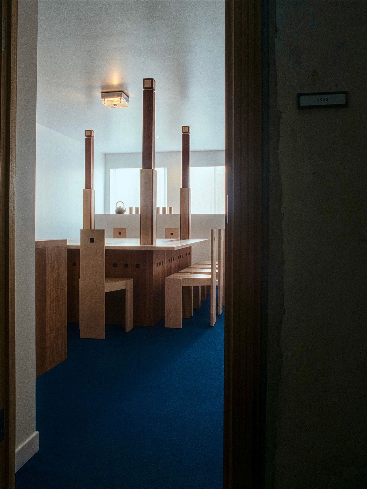 미니멀한 인테리어와 바 형태의 좌석, 아름다운 음악까지. 디렉터의 감각이 돋보인다. / 출처: 아사시 인스타그램(@asasi.seoul) 