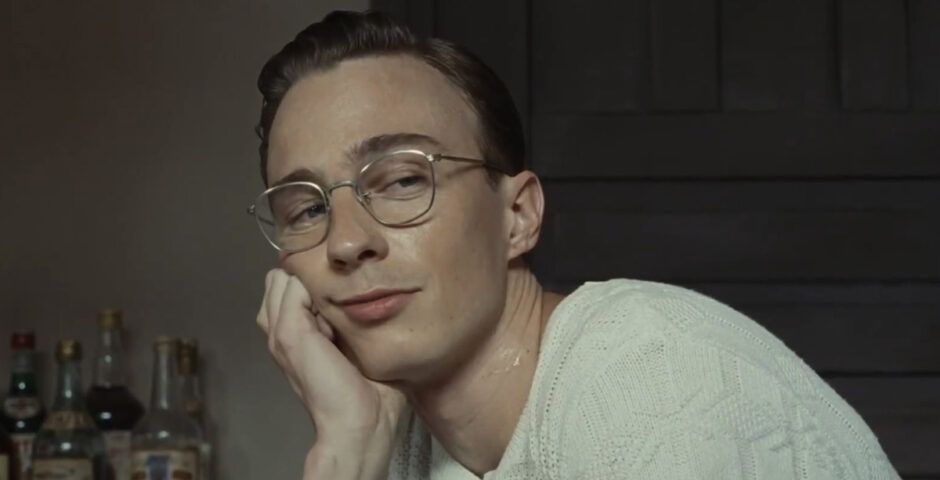 영화 '퀴어'에서 고요하고 묵직한 캐릭터를 맡은 드류 스타키의 모습. / 이미지 출처: via Prime Video.