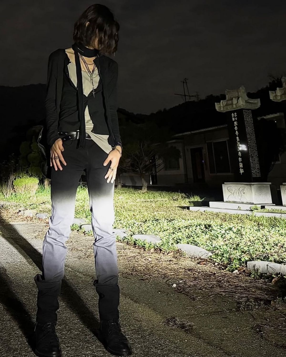 그런지 니트와 카디건, 베스트로 정리한 상의. 슬림핏과 매치했을 때 조화로운 실루엣을 자랑한다. / 이미지 출처: 인스타그램 @boneyardbuilder @noise__cancel @tim.iancurtis 