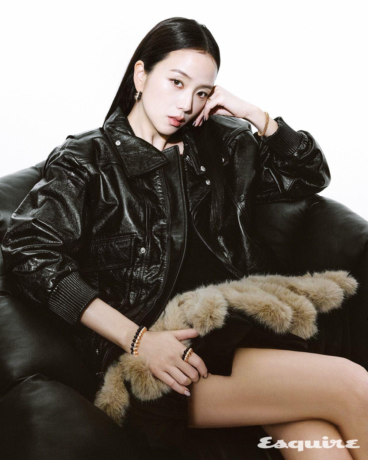 오닉스 & 다이아몬드 세팅의 클래쉬 드 까르띠에 핑크 골드 엑스트라 라지 이어링, 왼손 약지에 약지에 낀 LOVE 언리미티드 핑크 골드 링, 손목에 착용한 클래쉬 드 까르띠에 핑크 골드 스몰 브레이슬릿, 오른손에 착용한 오닉스 & 다이아몬드 세팅의 클래쉬 드 까르띠에 핑크 골드 플렉시블 라지 브레이슬릿, 검지에 낀 오닉스 & 다이아몬드 세팅의 클래쉬 드 까르띠에 핑크 골드 엑스트라 라지 링. 레더 재킷 셀프 포트레이트. 드레스 라우라 안드라슈코.