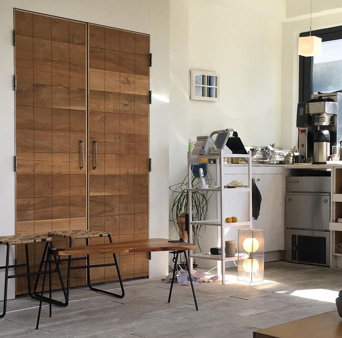 성수동이라는 사실이 무색할 정도로 차분한 공간. 오후에 방문하면 통창으로 들어오는 아늑한 햇빛과 함께 즐길 수 있다. / 출처: 퍼머넌트 해비탯 인스타그램(@permanent.habitat) 