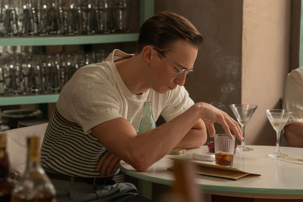 영화 '퀴어'에서 고요하고 묵직한 캐릭터를 맡은 드류 스타키의 모습. / 이미지 출처: via Prime Video.