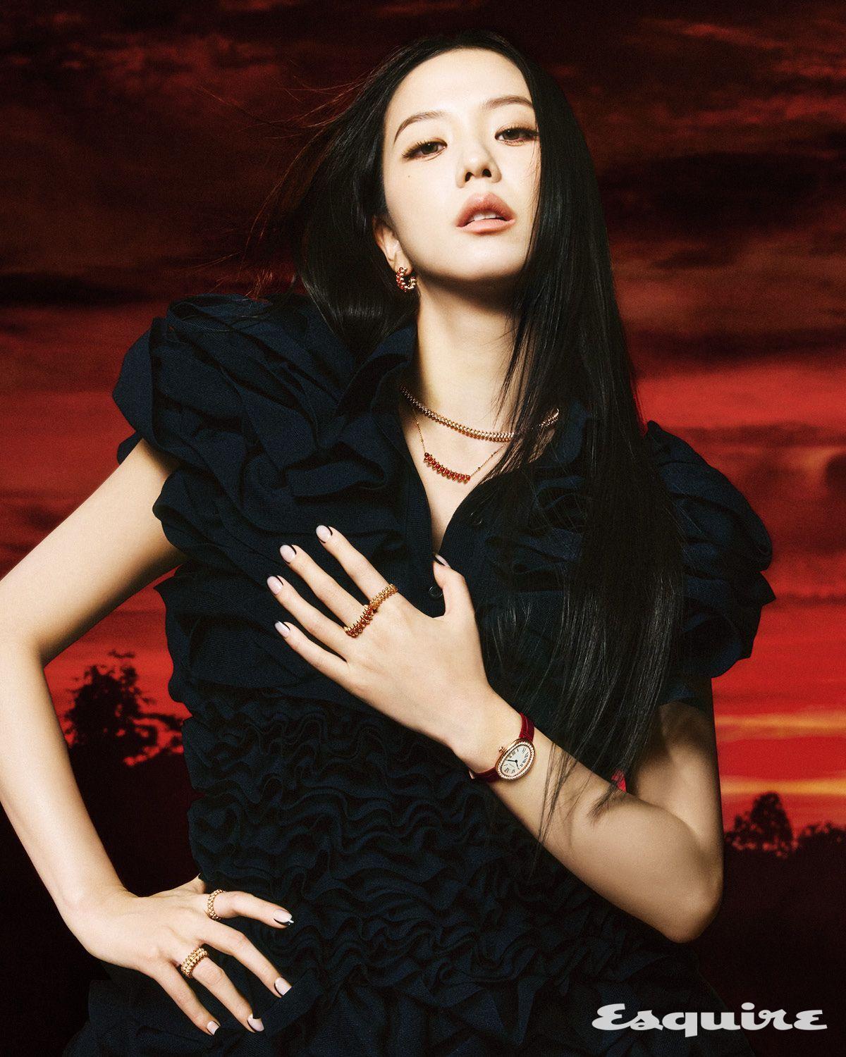 레드 아게이트 세팅의 클래쉬 드 까르띠에 핑크 골드 이어링, 다이아몬드 세팅의 클래쉬 드 까르띠에 핑크 골드 플렉시블 스몰 네크리스, 레드 아게이트 세팅의 클래쉬 드 까르띠에 핑크 골드 네크리스, 왼손 검지에 낀 클래쉬 드 까르띠에 핑크 골드 스몰 링, 중지에 낀 레드 아게이트 세팅의 클래쉬 드 까르띠에 핑크 골드 링, 손목에 착용한 다이아몬드 세팅의 베누아 핑크 골드 스몰 워치, 오른손 검지에 낀 다이아몬드 세팅의 클래쉬 드 까르띠에 핑크 골드 미디엄 링, 약지에 낀 클래쉬 드 까르띠에 핑크 골드 더블 링. 드레스 준지.