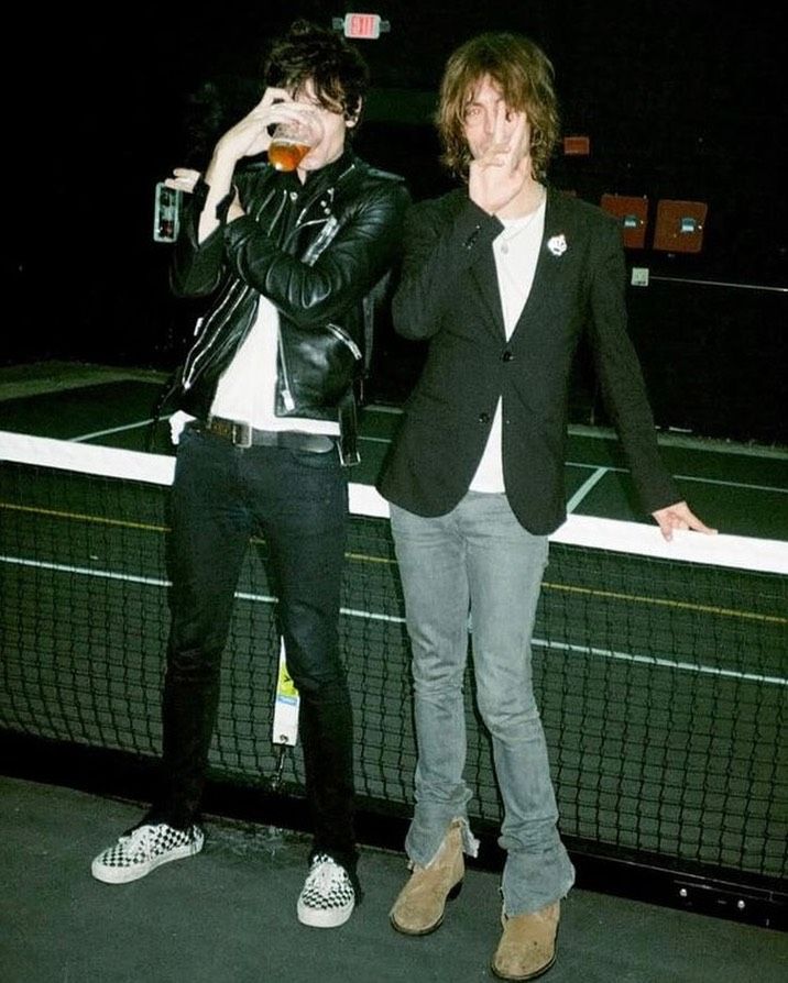 각양각색 슬림핏 팬츠 스타일링. 디테일은 바지 밑단과 슈즈에서 결정된다. / 이미지 출처: 인스타그램 @f1ssher @panegyrique_deladegenerescence @carlbarat78 @thehellp