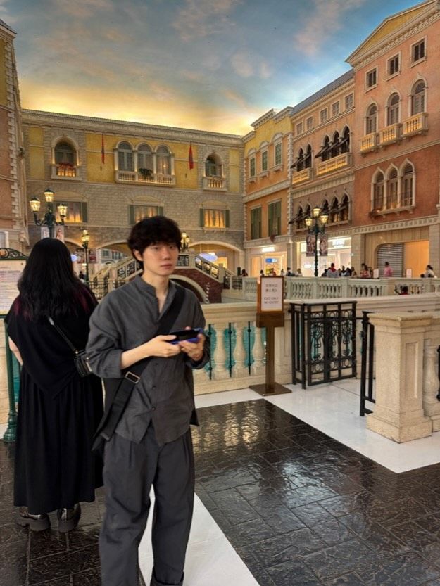 루즈핏 셔츠를 착용한 하현상 / 이미지 출처: 인스타그램 @phenomenon_h