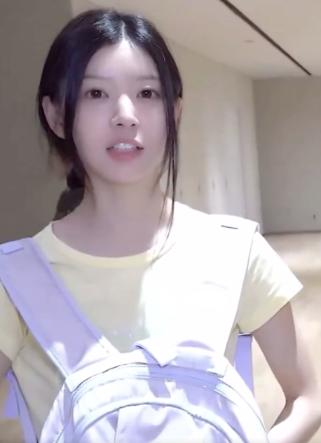 윤아가 선물해준 백팩을 리뷰하는 아일릿 모카 / 이미지 출처: 아일릿 공식 유튜브 채널