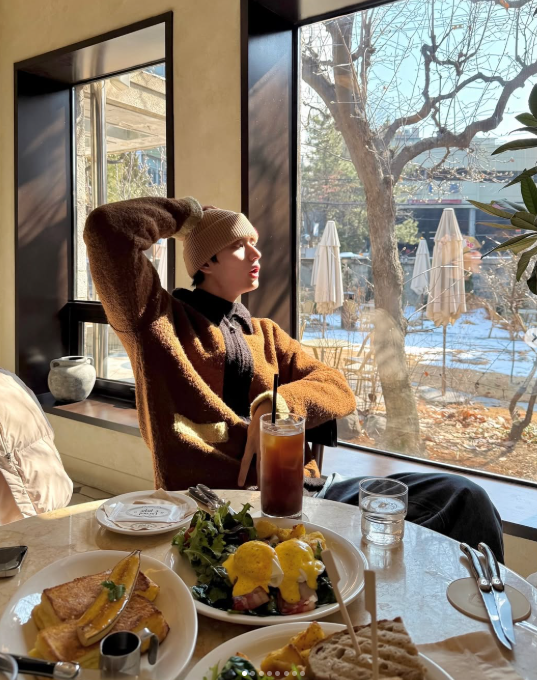 브런치 카페에서 햇살을 즐기는 김재원 배우. /이미지 출처: 김재원 인스타그램