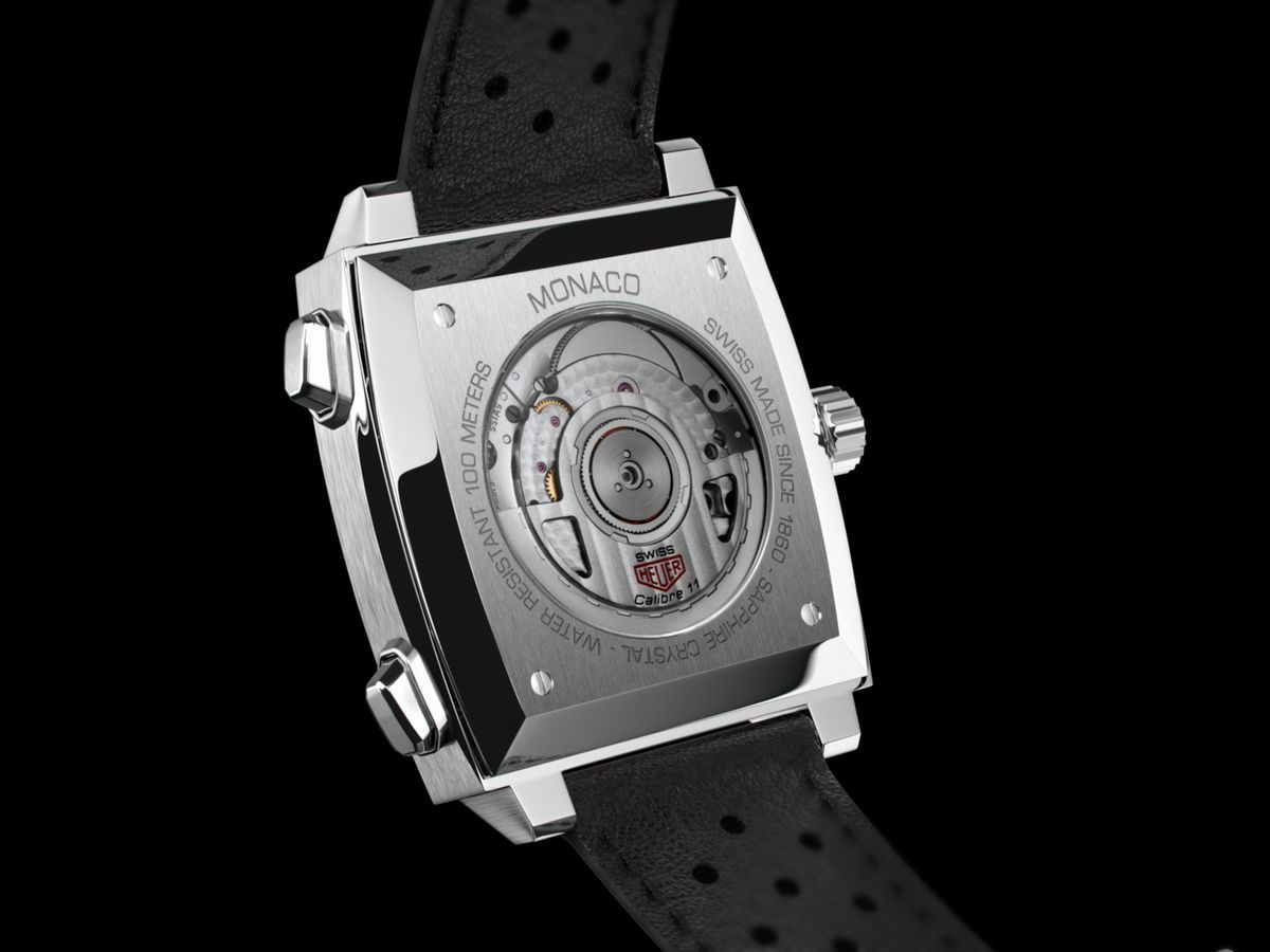 시스루 케이스백을 통해 태그호이어 모나코의 강력한 엔진 칼리버 11의 구동을 감상할 수 있다 / 이미지 출처 : 태그호이어. 