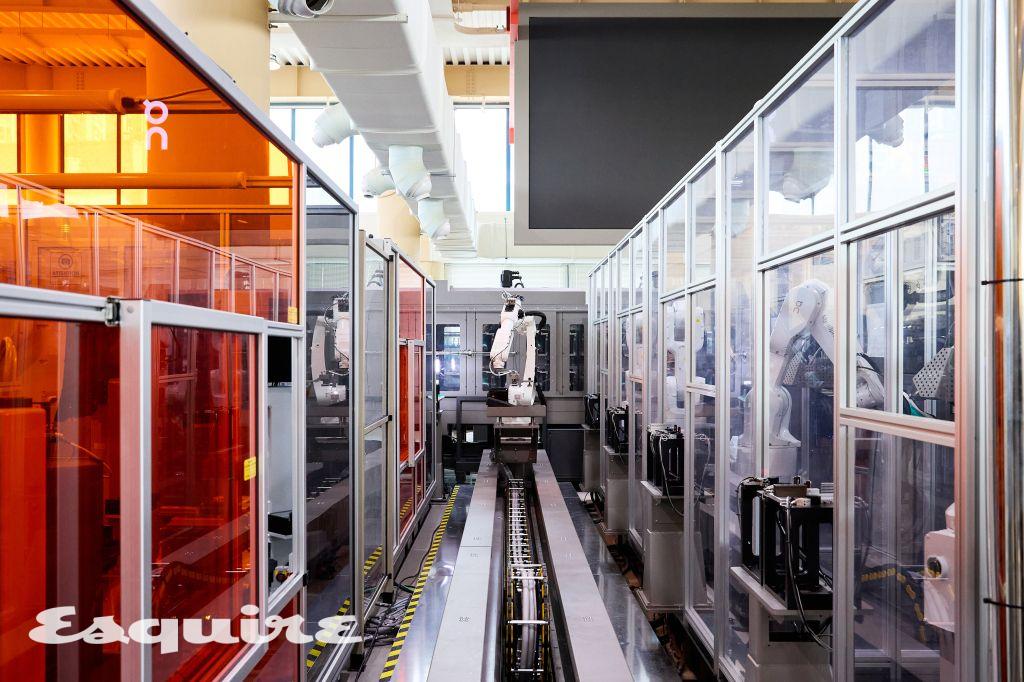 가운데에 있는 로봇이 선로 위를 열심히 돌아다니면서 스프레이 섹션에서 갑피가 완성된 신반을 받아 프린트 섹션으로 넘겨 준다. 