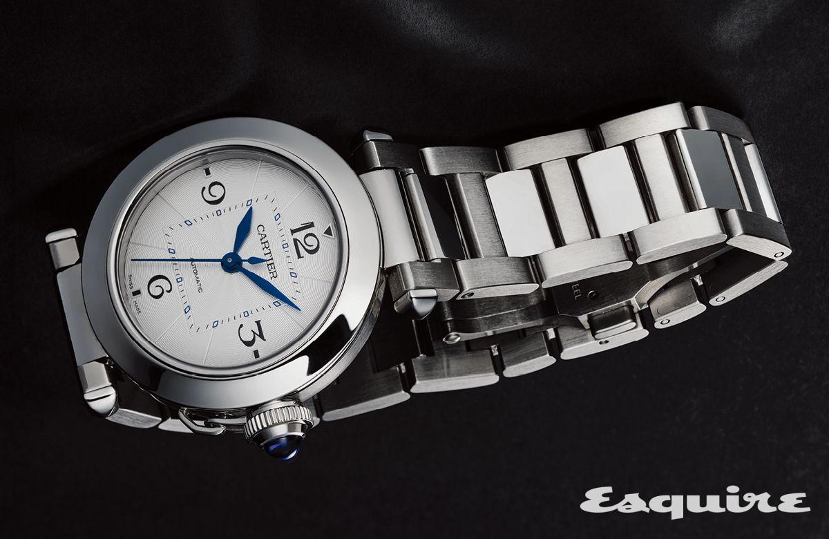실버 플렝케 다이얼와 블루 핸즈가 인상적인 파샤 드 까르띠에 워치. 스틸 케이스 사이즈는 35mm.