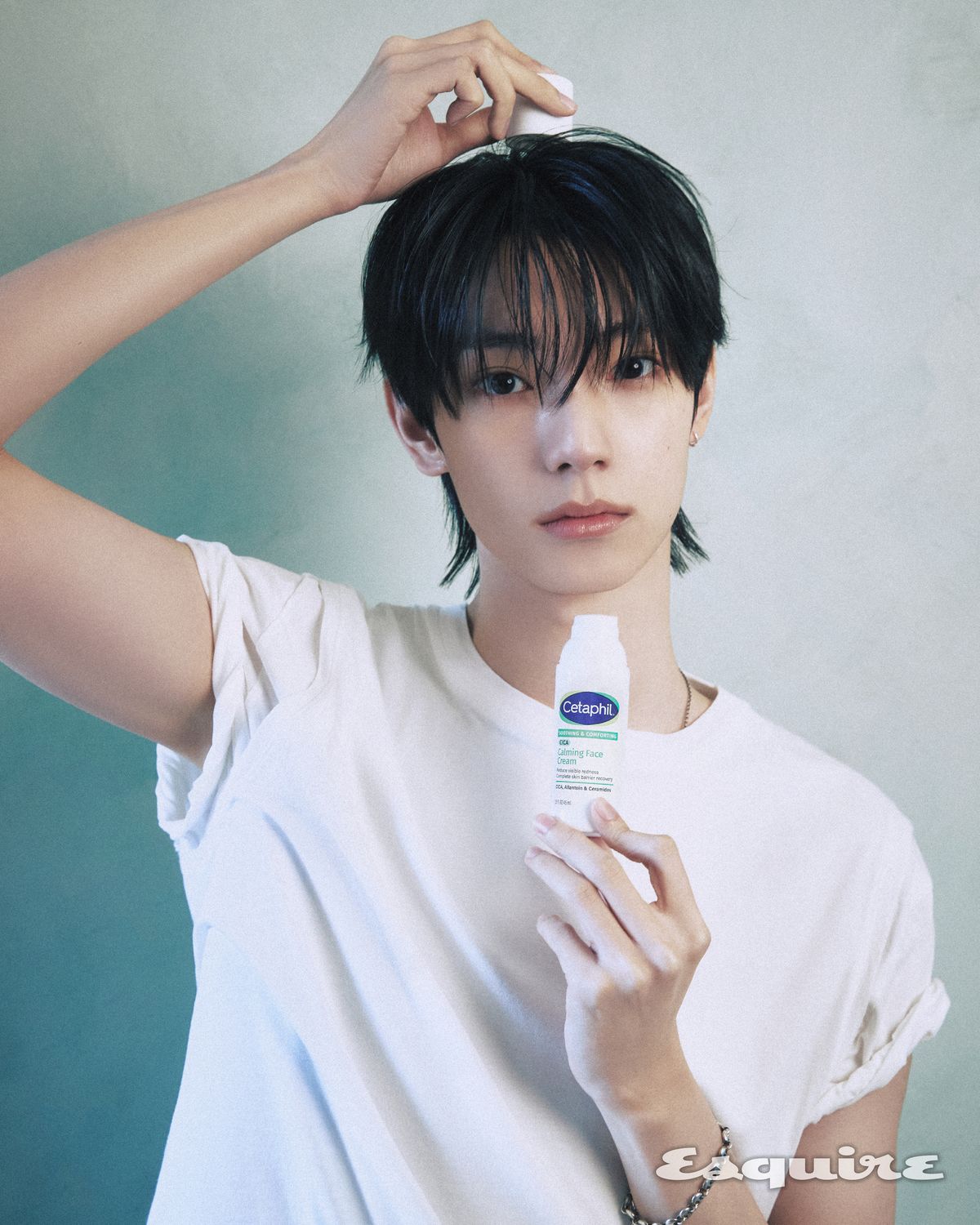 톱 아워레가시. 브레이슬릿 소피부하이. 네크리스 스타일리스트 소장품. 