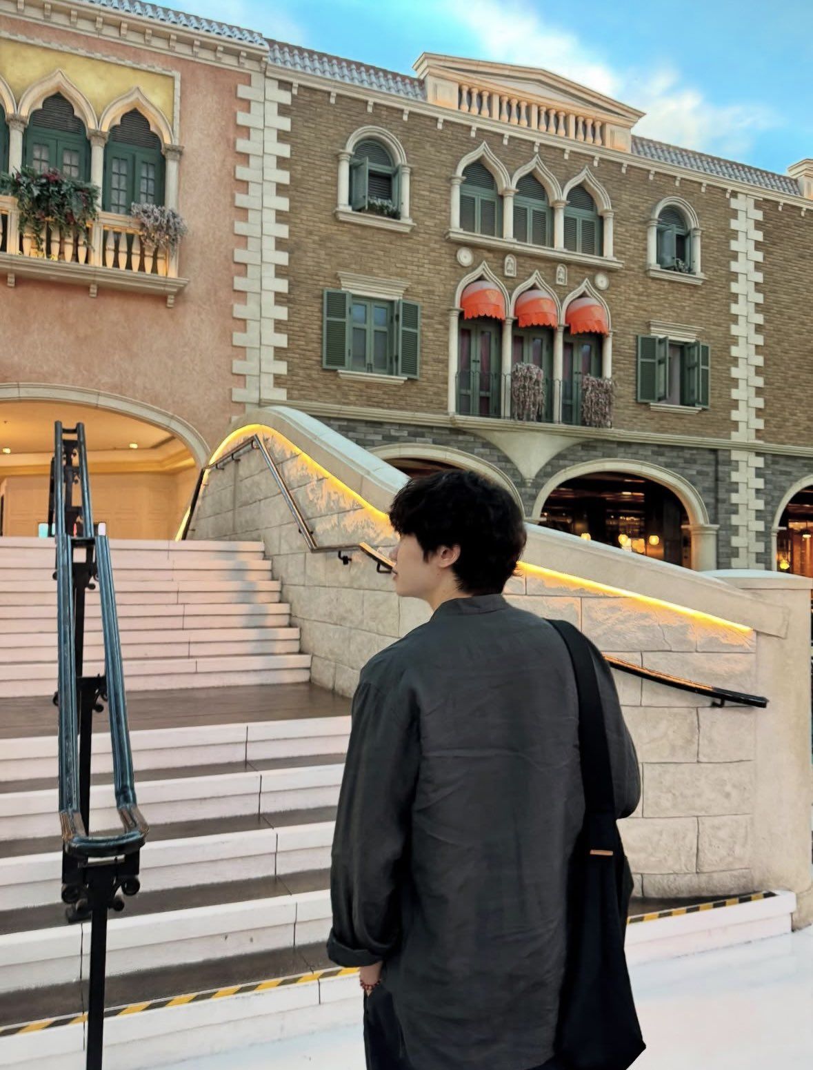 루즈핏 셔츠를 착용한 하현상 / 이미지 출처: 인스타그램 @phenomenon_h