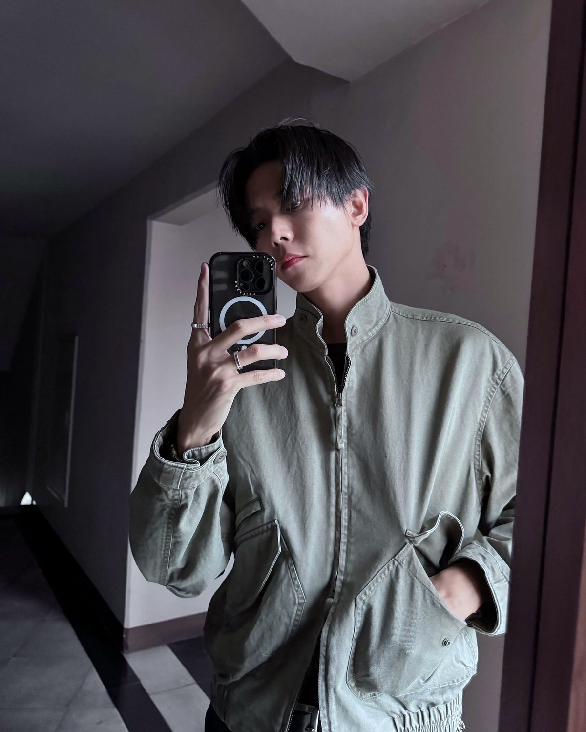 해링턴 재킷과 스트레이트 데님의 조합. 여유 있는 실루엣에 데님을 매치해 단정하게 마무리했다. / 이미지 출처: 인스타그램 @ophen28