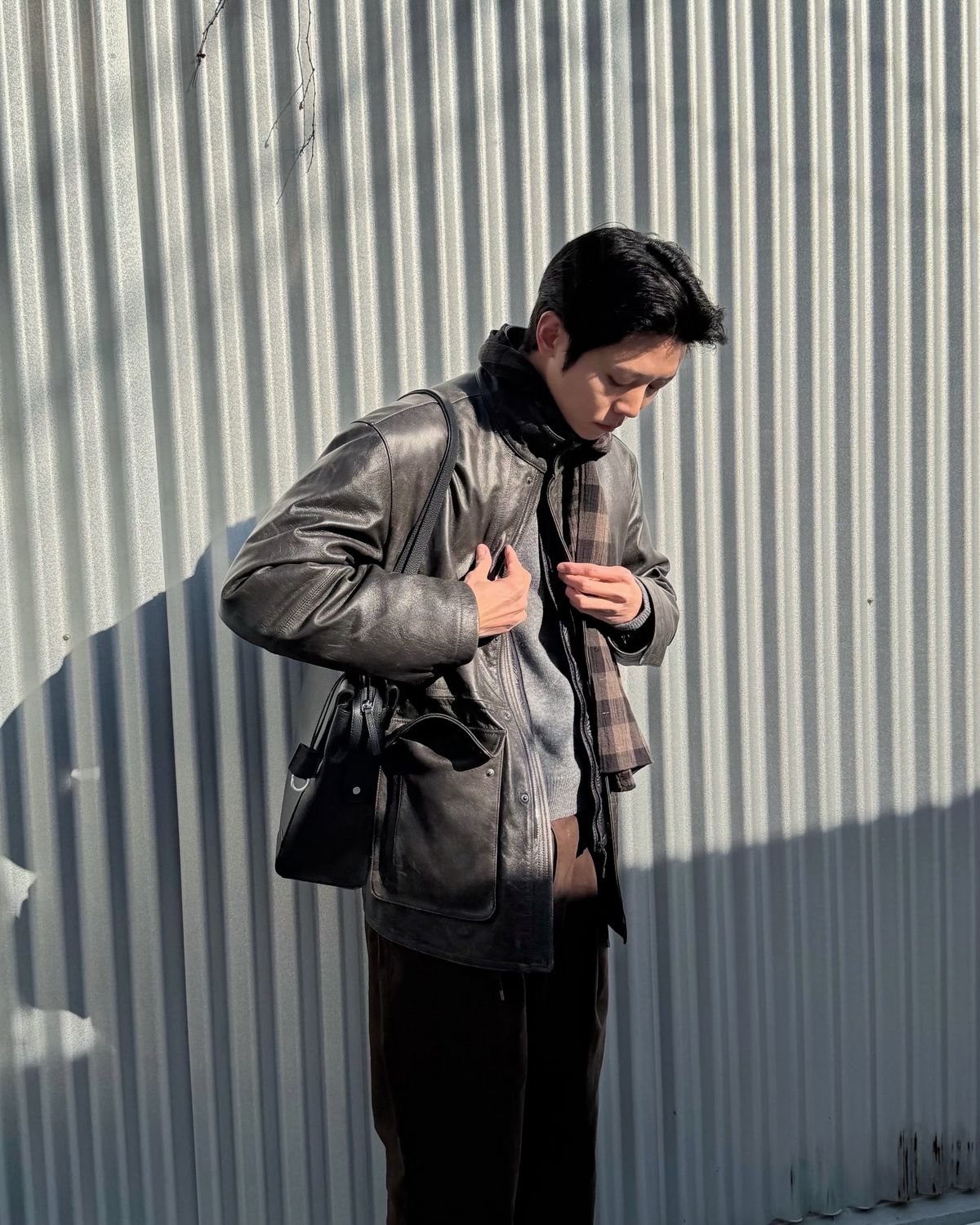 레더 재킷에 데님이나 어두운 계열 팬츠를 더해 아메카지 무드를 완성했다. / 이미지 출처: 인스타그램 @ophen28/ 이미지 출처: 인스타그램 @ophen28