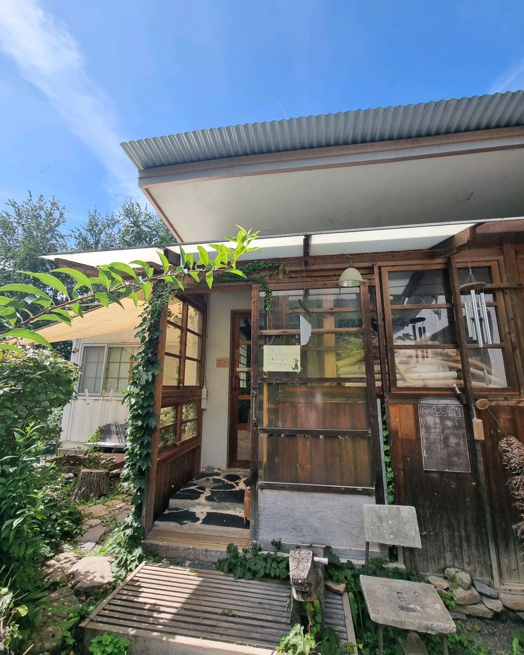 꼬불꼬불한 산길을 따라 올라가다 보면 비밀의 산장처럼 나타난다. / 이미지 출처 : 네이버 플레이스 @이화에월백하고 