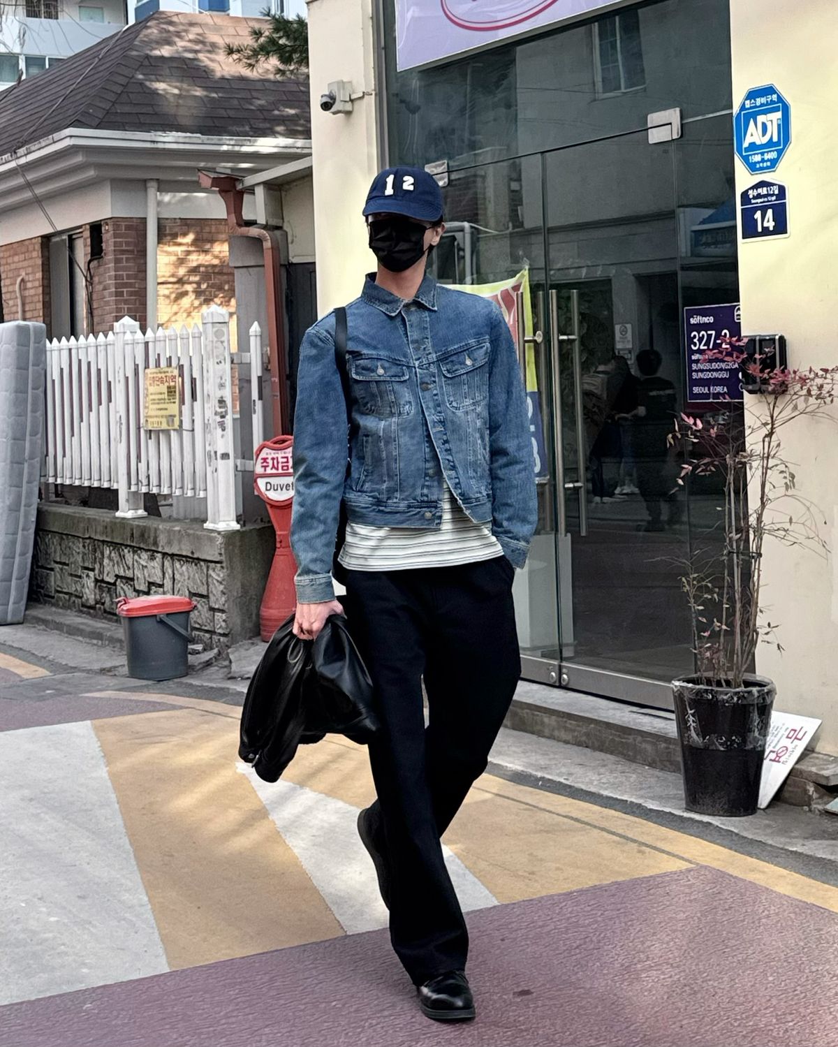 데님 재킷과 셔츠를 활용한 스타일링. 서로 다른 톤을 섞어 자연스러운 레이어드를 연출했다. / 이미지 출처: 인스타그램 @ophen28