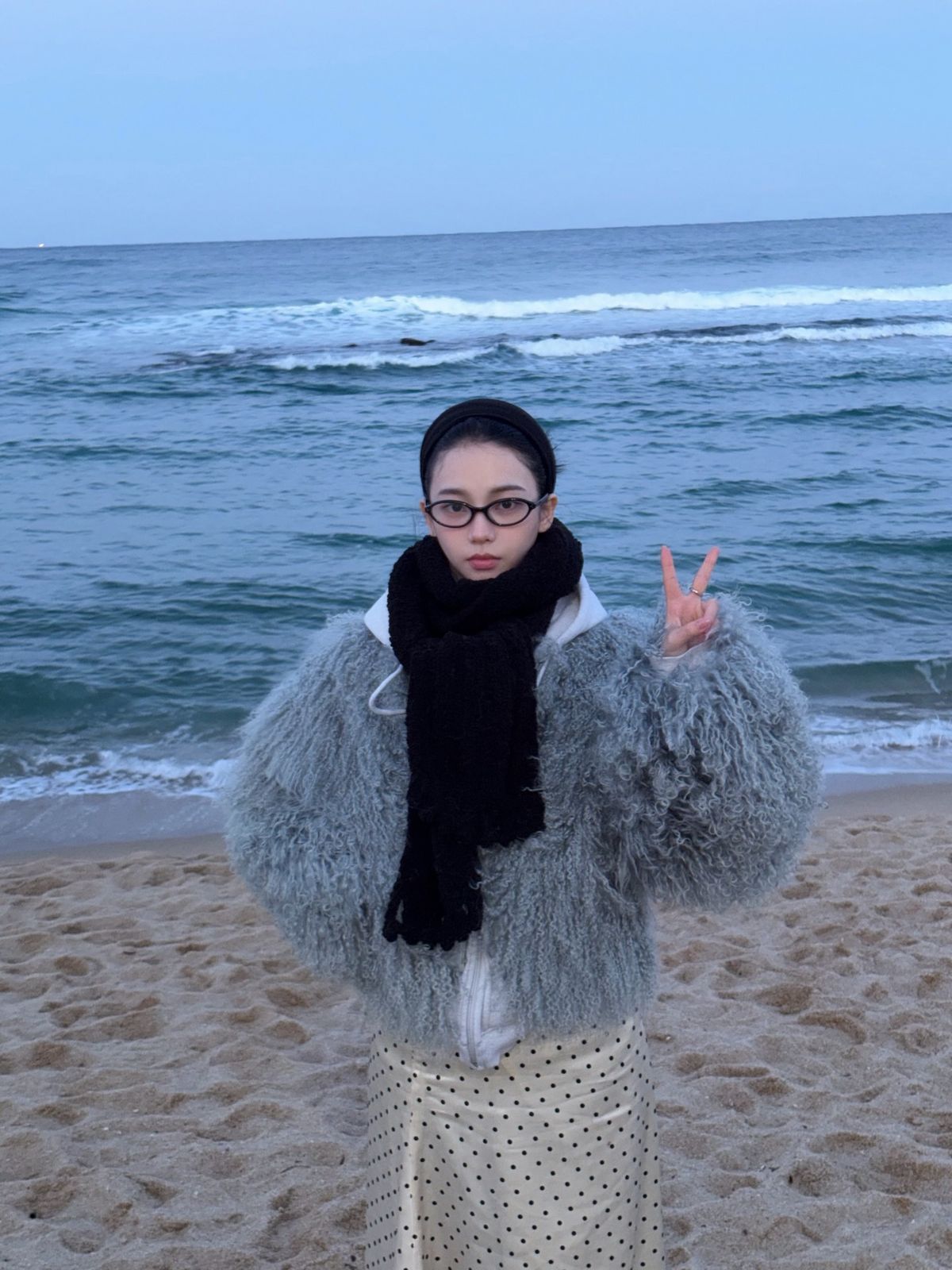 강릉의 사천 해변에서 산책을 즐기고 있는 카리나. 이미지 출처 : 인스타그램 @katarinabluu