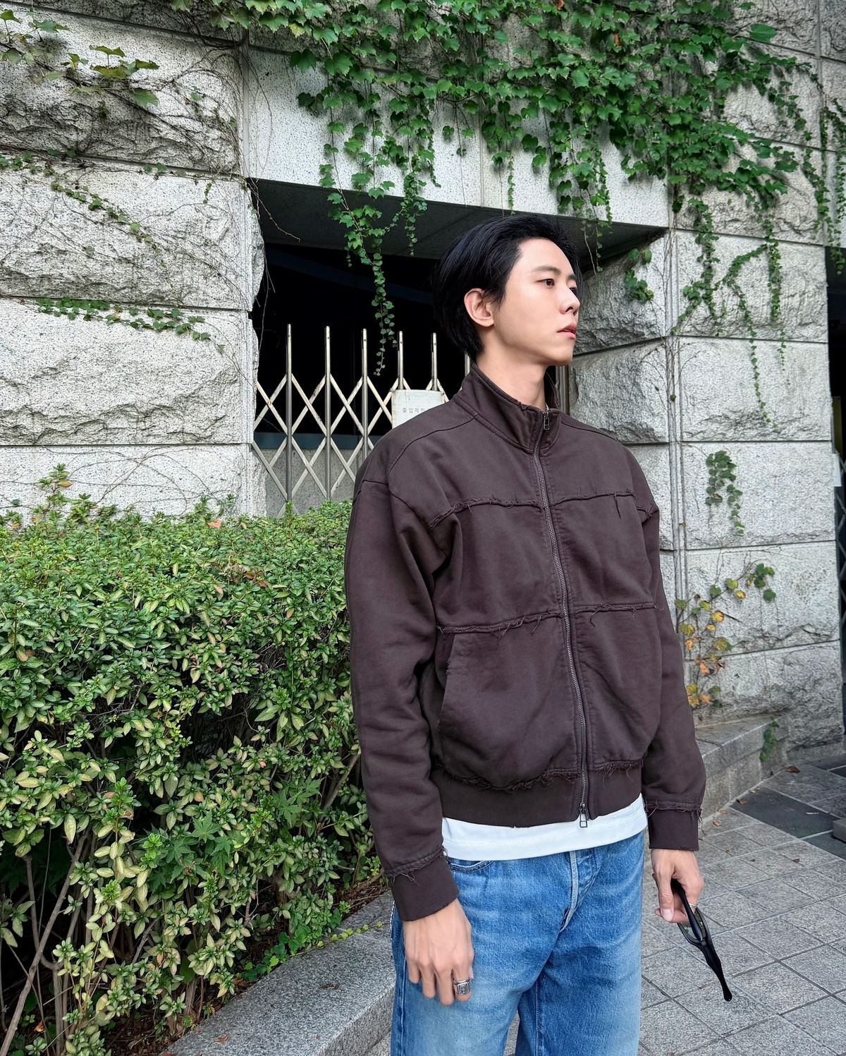 해링턴 재킷과 스트레이트 데님의 조합. 여유 있는 실루엣에 데님을 매치해 단정하게 마무리했다. / 이미지 출처: 인스타그램 @ophen28