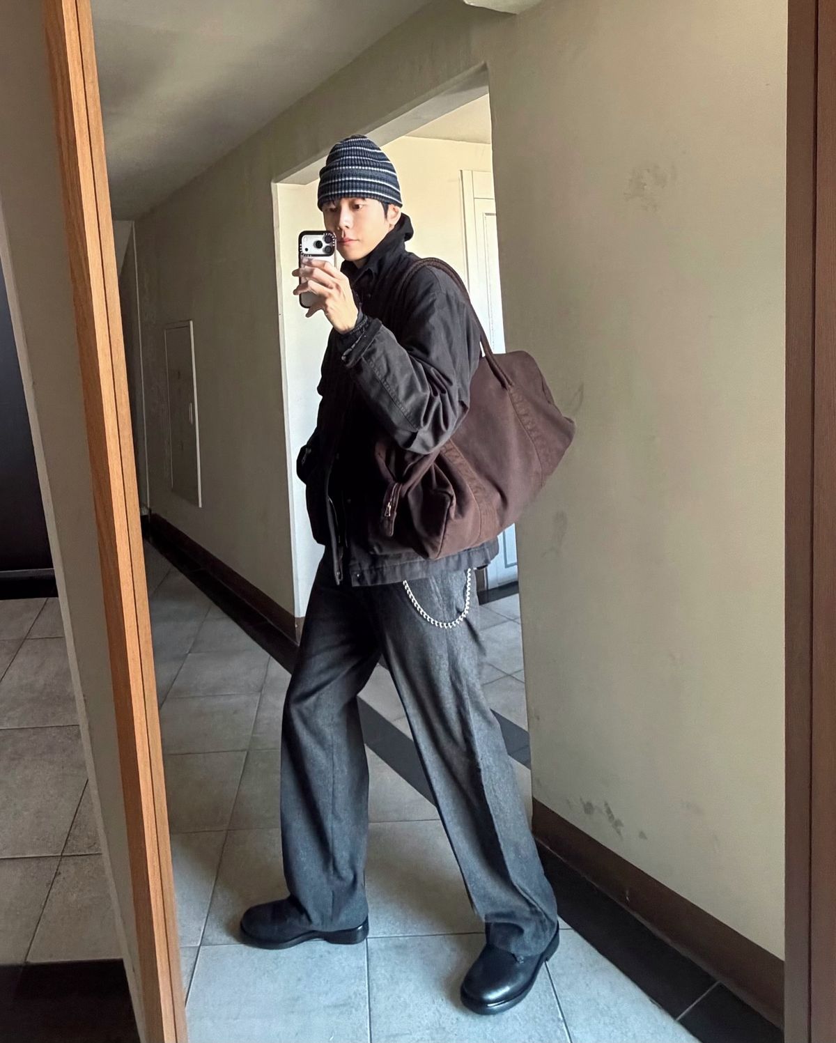 하프 기장 워크웨어 재킷을 활용한 다양한 스타일링. 비니, 안경, 스카프 등 간결한 액세서리로 분위기를 더했다. / 이미지 출처: 인스타그램 @ophen28