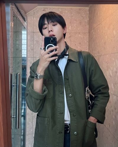 하프 기장 워크웨어 재킷을 활용한 다양한 스타일링. 비니, 안경, 스카프 등 간결한 액세서리로 분위기를 더했다. / 이미지 출처: 인스타그램 @ophen28