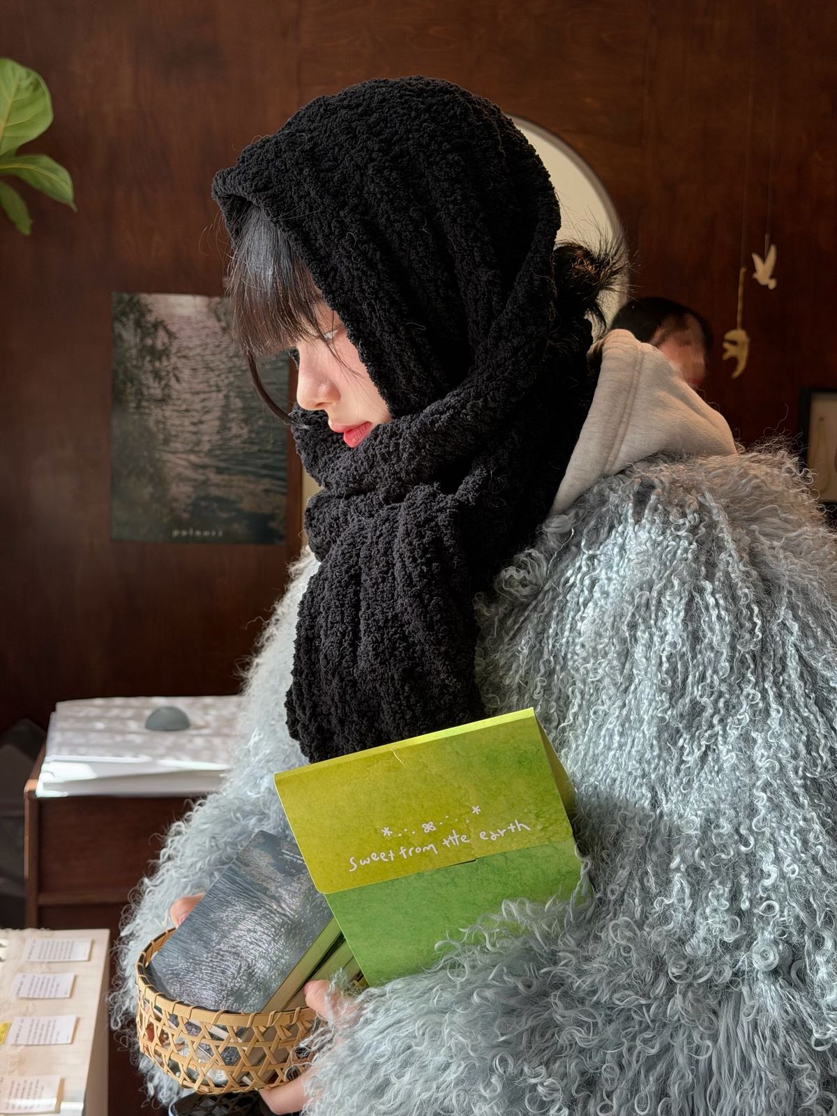 편집숍에 들러 소품을 구경하고 있는 카리나. / 이미지 출처 : 인스타그램 @katarinabluu