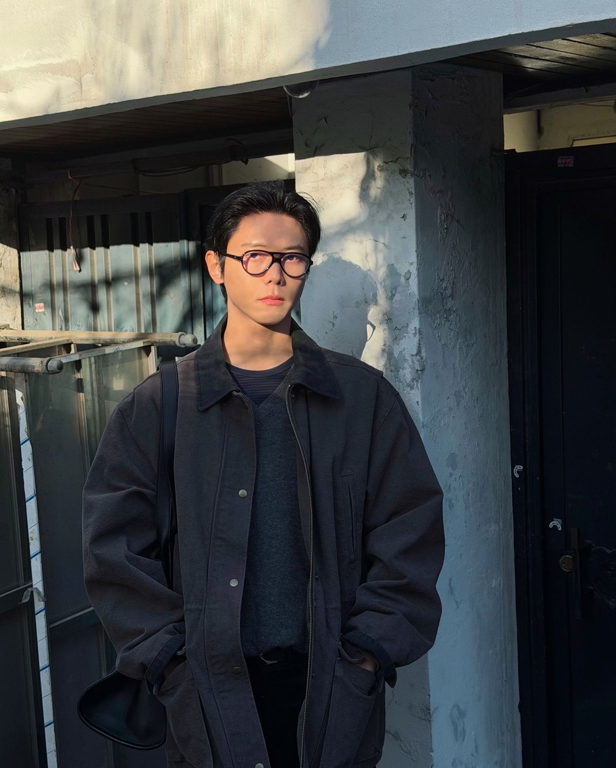 하프 기장 워크웨어 재킷을 활용한 다양한 스타일링. 비니, 안경, 스카프 등 간결한 액세서리로 분위기를 더했다. / 이미지 출처: 인스타그램 @ophen28