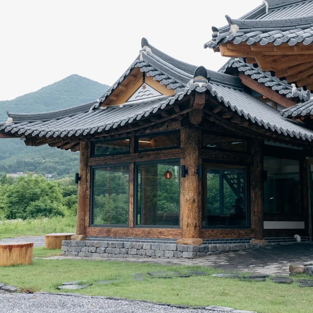 모던한 한옥 분위기의 영월 한옥 카페 팔괴리 / 이미지 출처: 인스타그램 @palgoeri_official 