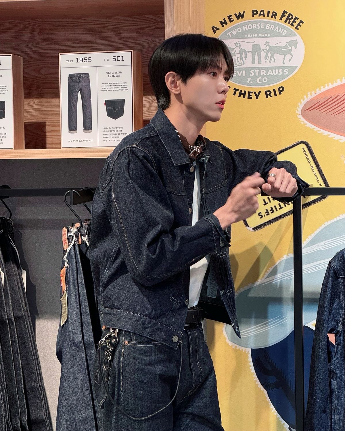 데님 재킷과 셔츠를 활용한 스타일링. 서로 다른 톤을 섞어 자연스러운 레이어드를 연출했다. / 이미지 출처: 인스타그램 @ophen28