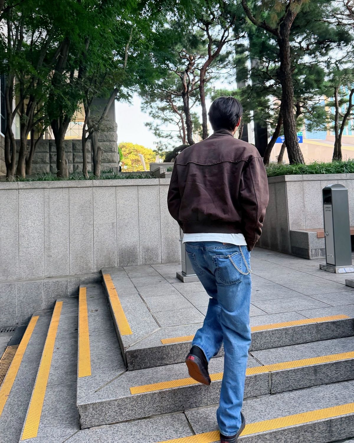 해링턴 재킷과 스트레이트 데님의 조합. 여유 있는 실루엣에 데님을 매치해 단정하게 마무리했다. / 이미지 출처: 인스타그램 @ophen28