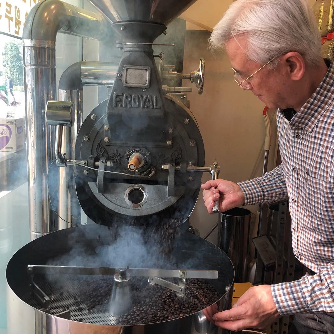 15년 간 직접 로스팅한 원두로 핸드 드립을 내려주는 종로 카페. 이미지 출처 : 인스타그램 @coffee_friend_ 