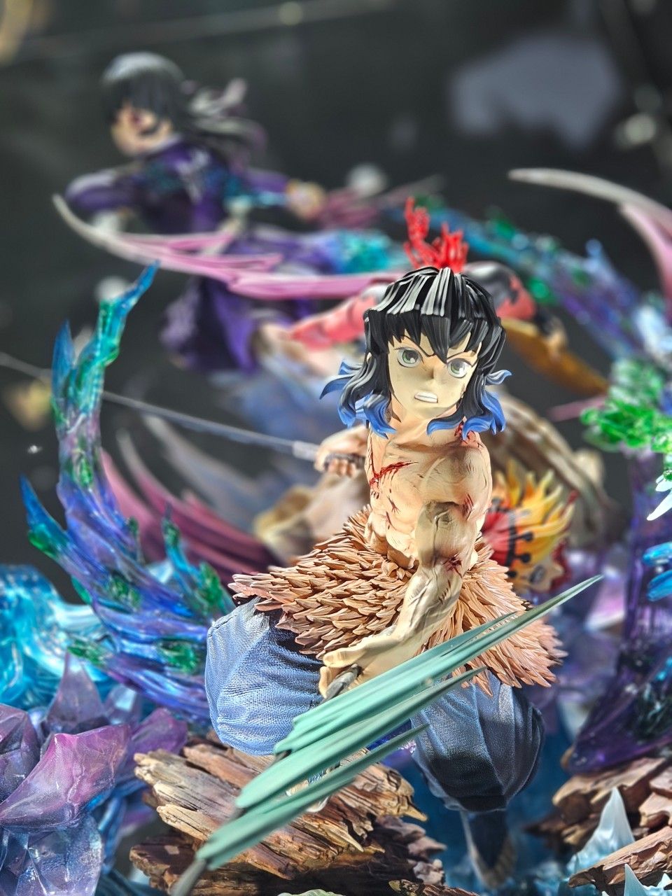 카페 내부에 전시되어 있는 <귀멸의 칼날> 속 캐릭터의 피규어. / 이미지 출처: 네이버 지도 업체 제공 이미지