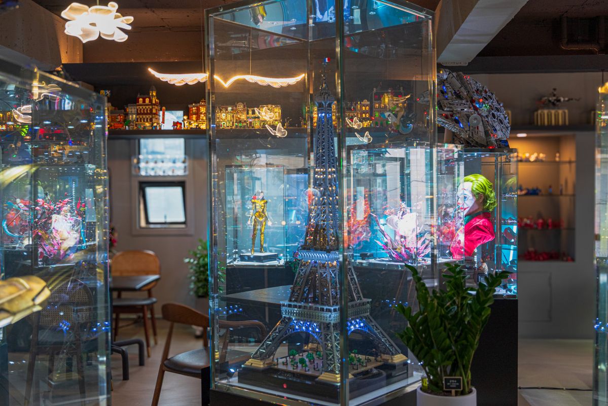 카페 공가에는 대부분의 대형 피규어들이 유리장에 보관되어 전시되고 있다. / 이미지 출처: 네이버 지도 업체 제공 이미지