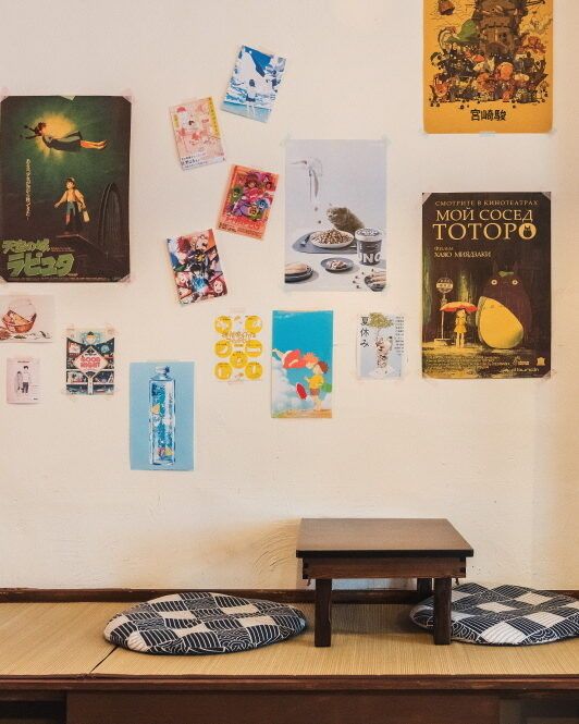 카페 내부 곳곳에서 지브리 포스터와 굿즈를 발견할 수 있다. / 이미지 출처: 네이버 지도 업체 제공 이미지