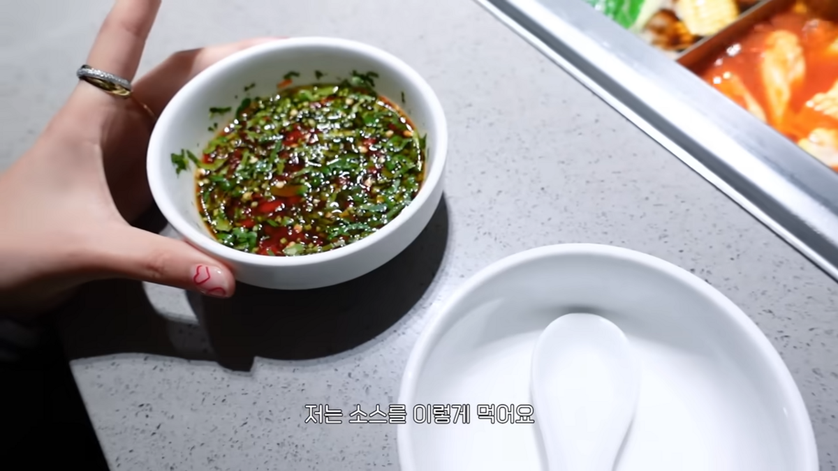 간장 베이스의 지수 전용 훠궈 소스 / 이미지 출처: 에디터 유튜브 JISOO