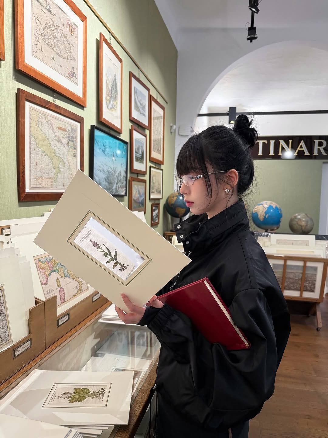 다양한 두께의 씬스퀘어 안경을 매치한 카리나 / 이미지 출처: 인스타그램 @katarinabluu