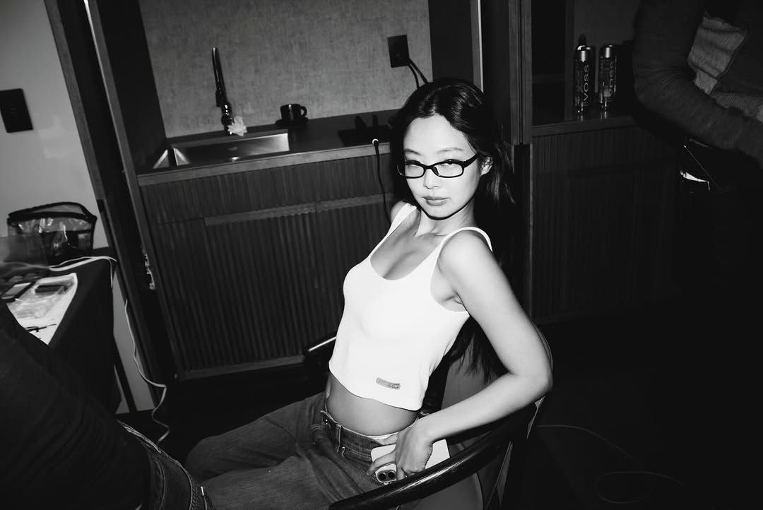 캘빈클라인 쇼에서 씬스퀘어 안경을 착용한 제니 / 이미지 출처: 인스타그램 @jennierubyjane