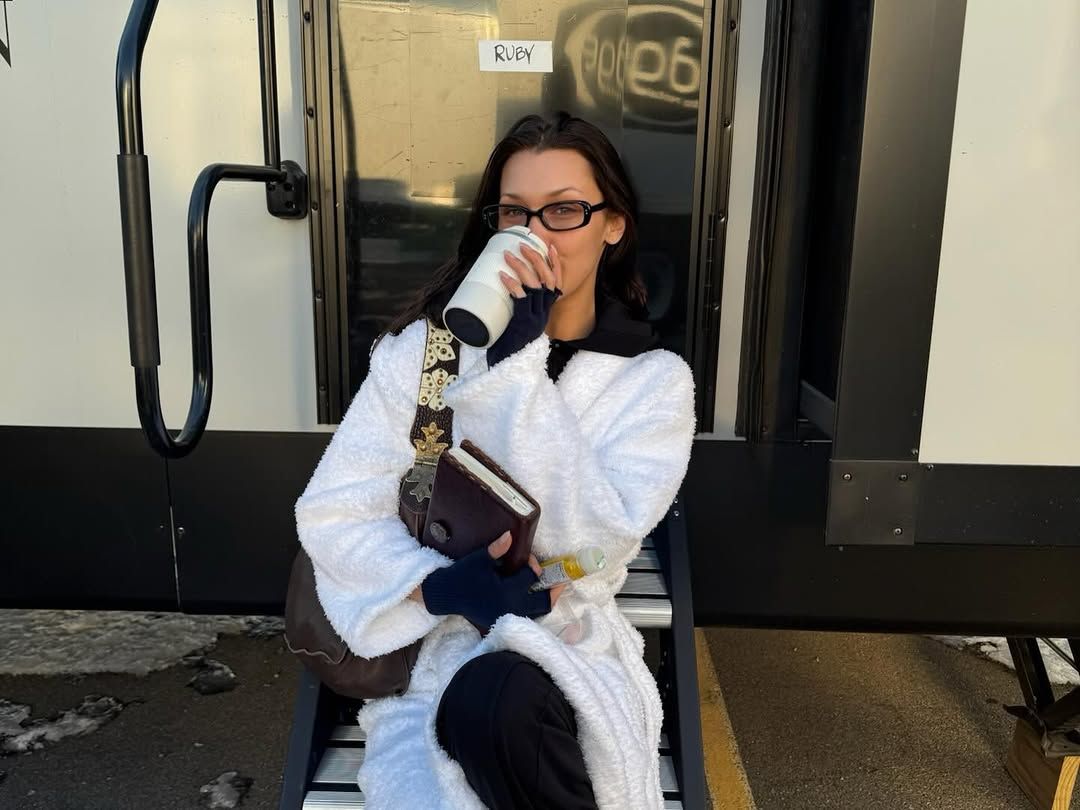 미스 식스티 밀라노 프레젠테이션에서 레드 씬스퀘어 선글라스를 착용한 벨라 하디드 / 이미지 출처: 게티 이미지