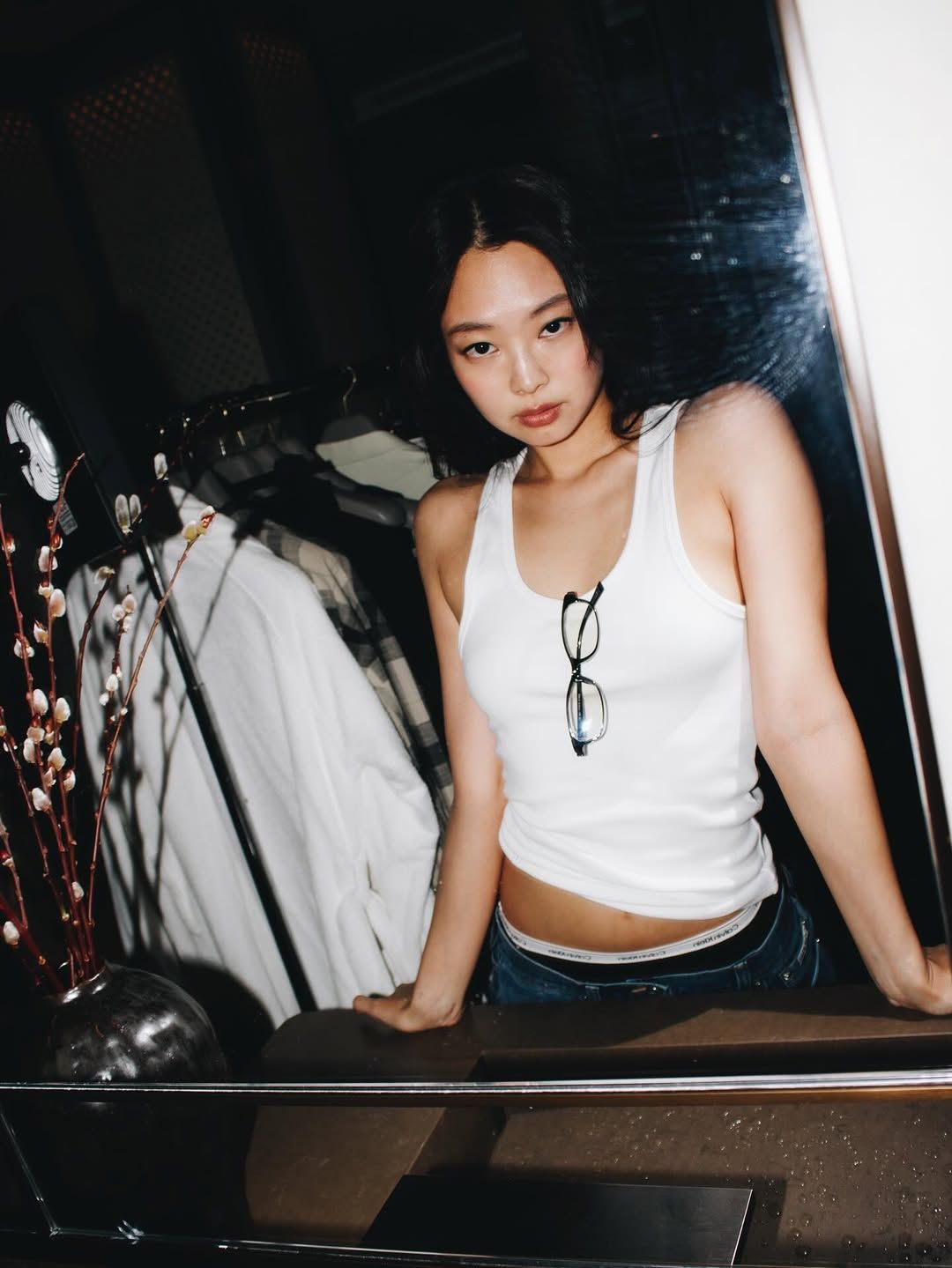 캘빈클라인 쇼에서 씬스퀘어 안경을 착용한 제니 / 이미지 출처: 인스타그램 @jennierubyjane