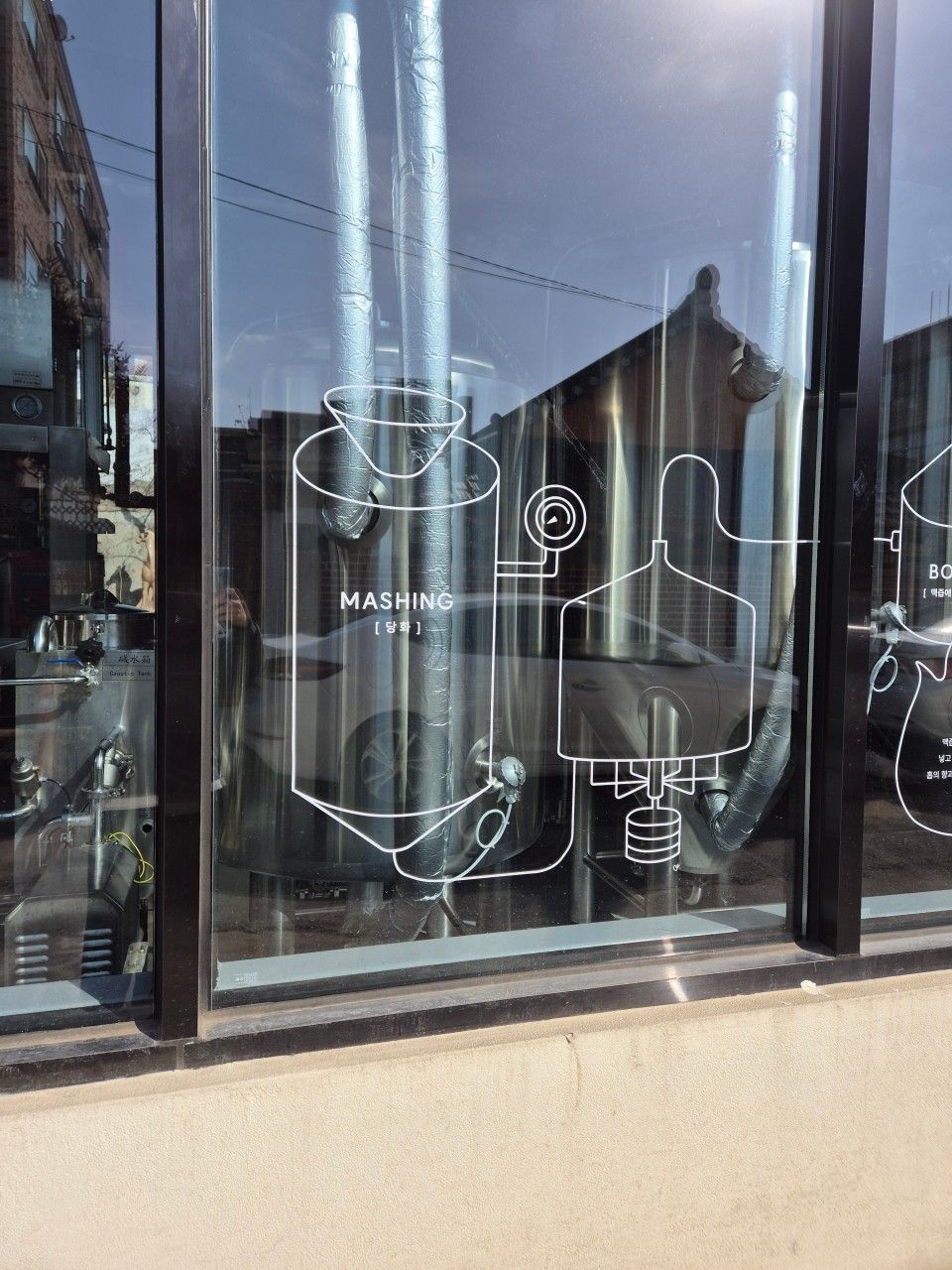 한옥 내부에 맥주를 마실 수 있는 공간과 양조 시설이 함께 있다. / 이미지출처: 네이버 지도 업체 제공 이미지