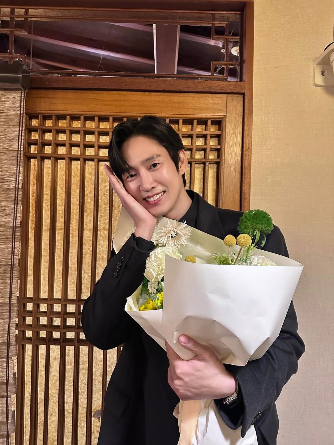 꽃을 든 박성훈 셀카./ 이미지 출처: @boxabum 인스타그램