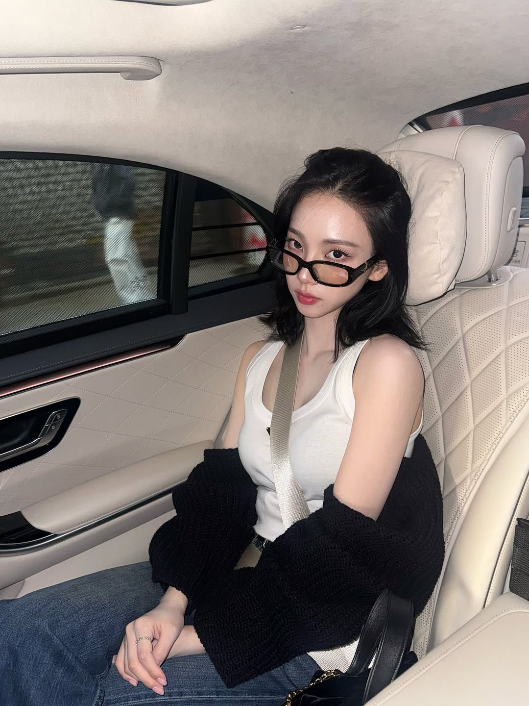 다양한 두께의 씬스퀘어 안경을 매치한 카리나 / 이미지 출처: 인스타그램 @katarinabluu