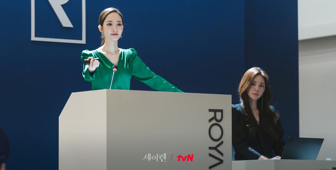 이 드라마가 경매로 다루고자 하는 것은 작품의 진위보다 그 공간이 만드는 위계와 시선, 관계의 가격표에 달려있다. / 출처: tvN